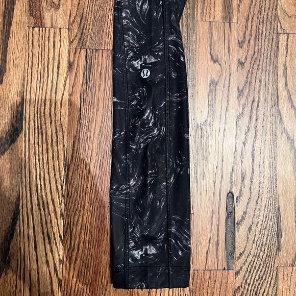 Lululemon Speed Up leggings in marbled black and grey, size 8 - Picture 2 of 5